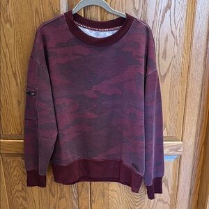 Nine West Burgundy Camouflage Crewneck Sweatshirt for women. Size L